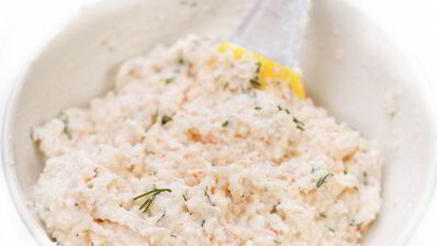 роллы из огурца с креветками, сливочным сыром и лососем