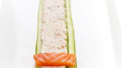 роллы из огурца с креветками, сливочным сыром и лососем