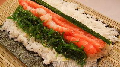 роллы с креветками, чукой и лососем