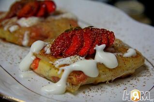 Спринг-роллы с творогом, клубникой и бананом