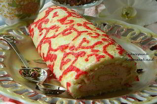 Бисквитный рулет с клубничной начинкой Ажурный