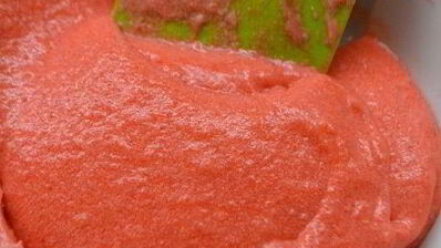 бисквитный рулет с клубничной начинкой ажурный