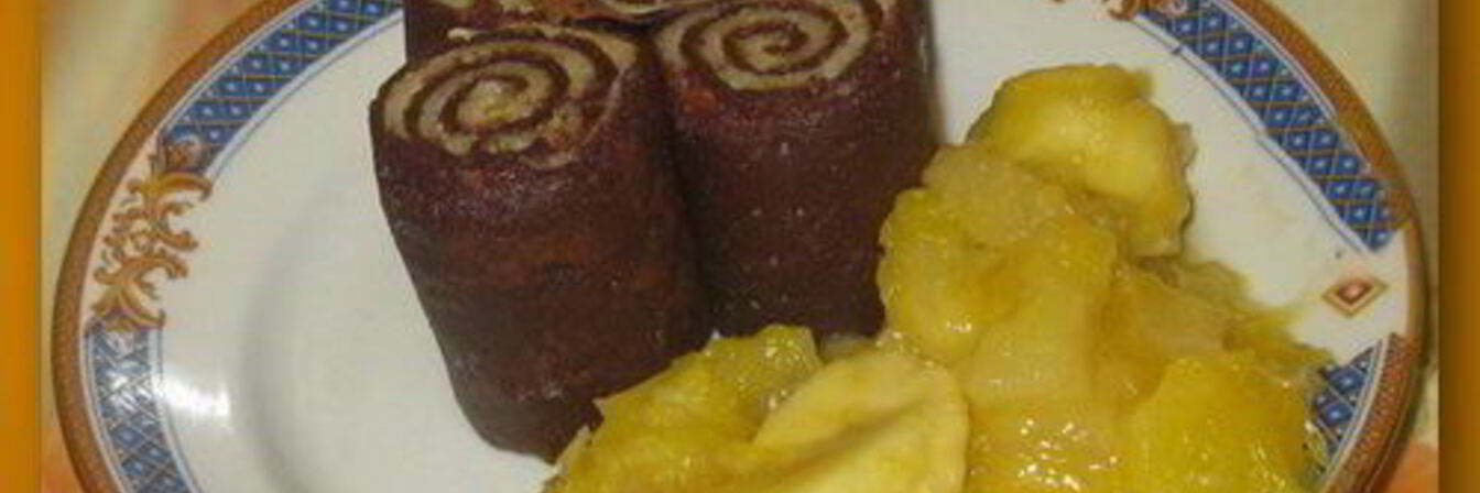 Блинные рулетики c фруктово-карамельным соусом