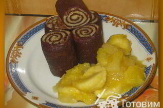 Блинные рулетики c фруктово-карамельным соусом