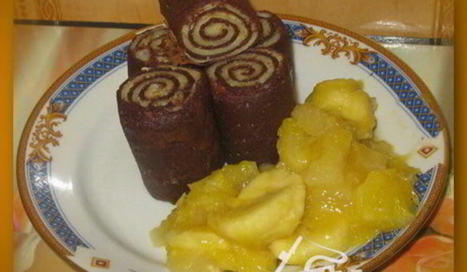 Рецепт блинных рулетиков с фруктово-карамельным соусом