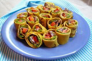 Блинные рулетики из тыквы с копченостями и йогуртом