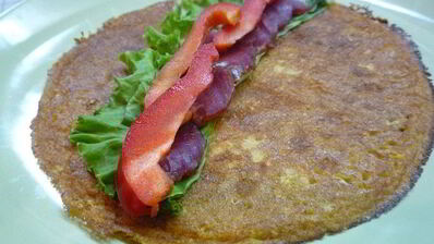 блинные рулетики из тыквы с копченостями и йогуртом