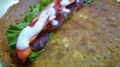 блинные рулетики из тыквы с копченостями и йогуртом