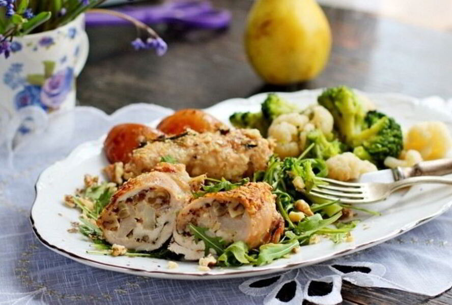 Куриные рулетики с грушей и орехами