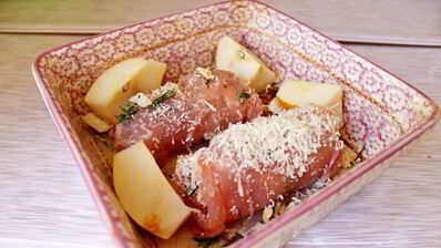 куриные рулетики с грушей и орехами