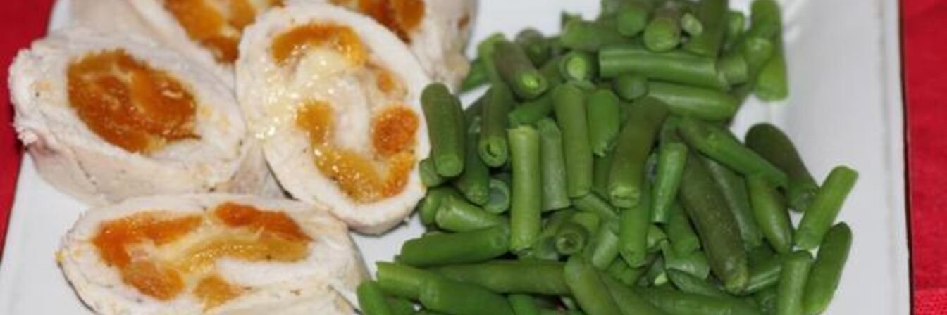 Куриные рулетики с курагой и сыром