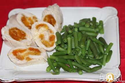 Куриные рулетики с курагой и сыром