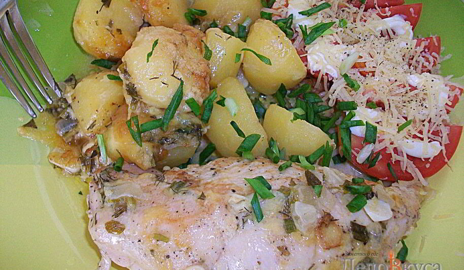 Рецепт куриных рулетиков с сырной начинкой запеченные с картошкой под сливочным соусом