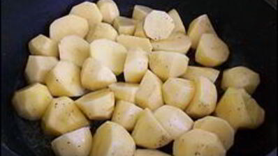 куриные рулетики с сырной начинкой запеченные с картошкой под сливочным соусом