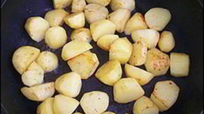 куриные рулетики с сырной начинкой запеченные с картошкой под сливочным соусом