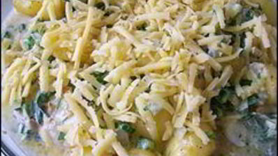 куриные рулетики с сырной начинкой запеченные с картошкой под сливочным соусом