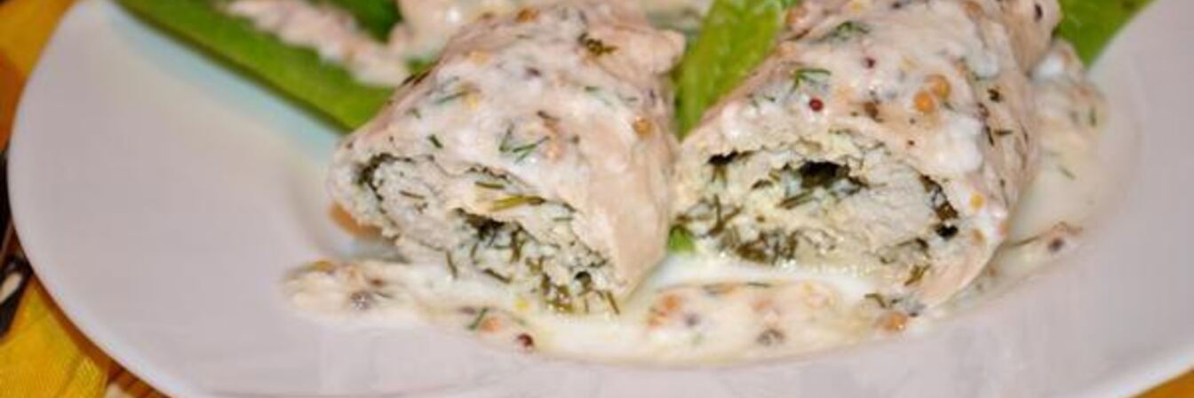 Куриные рулетики с творогом под йогуртовым соусом