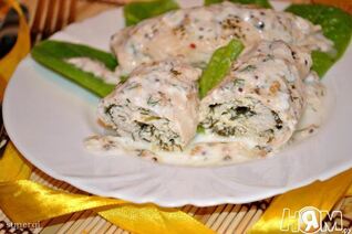 Куриные рулетики с творогом под йогуртовым соусом