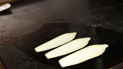 манелла — запеченные рулеты из баклажанов