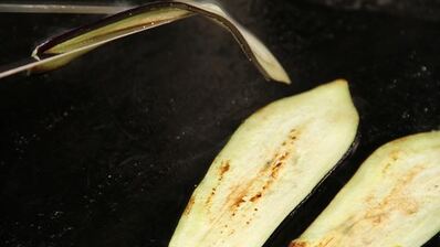 манелла — запеченные рулеты из баклажанов