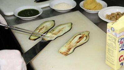 манелла — запеченные рулеты из баклажанов