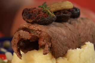 Рулет из говядины с белым пюре