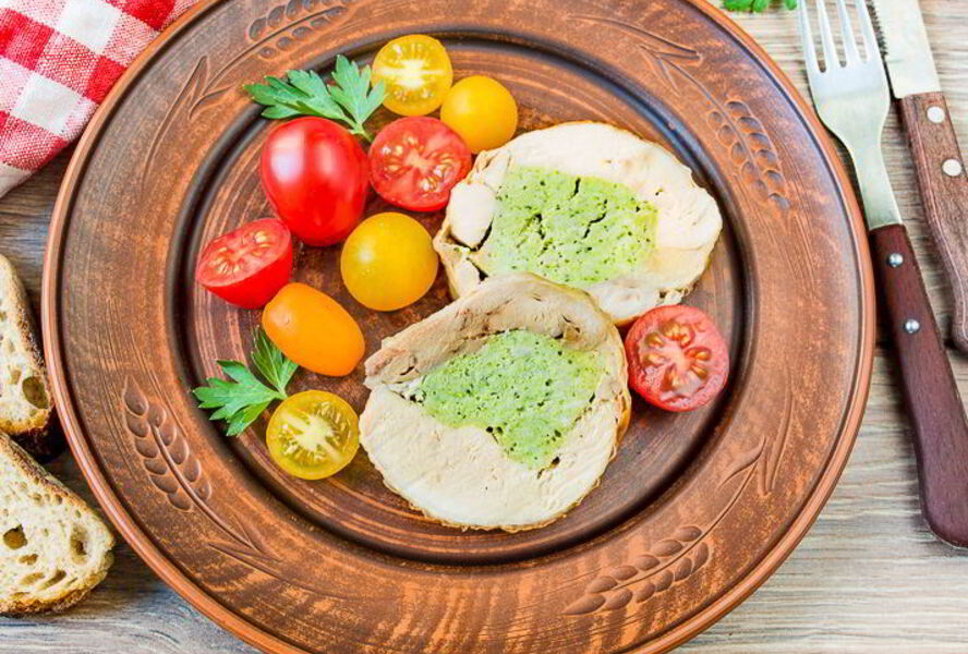 Рулет из курицы с базиликом