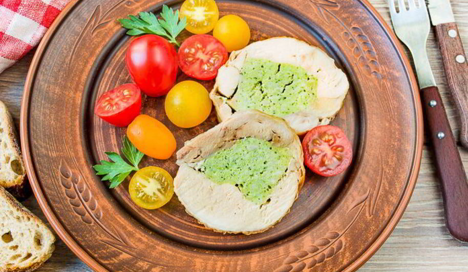 Рецепт рулета из курицы с базиликом