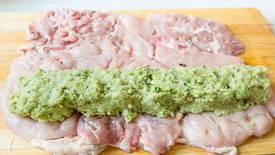 рулет из курицы с базиликом