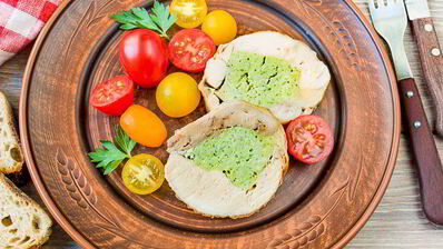 рулет из курицы с базиликом