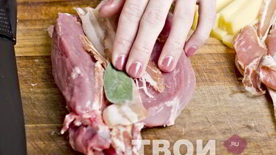 рулет из свинины, фаршированный панчеттой, шалфеем и сыром грюйер