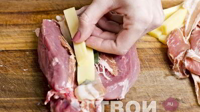 рулет из свинины, фаршированный панчеттой, шалфеем и сыром грюйер