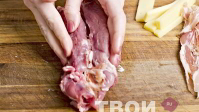 рулет из свинины, фаршированный панчеттой, шалфеем и сыром грюйер