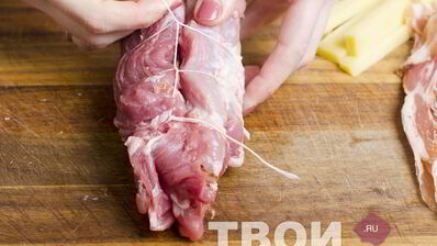 рулет из свинины, фаршированный панчеттой, шалфеем и сыром грюйер