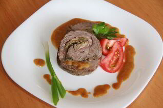 Рулет из телятины с беконом и грибами на пиве