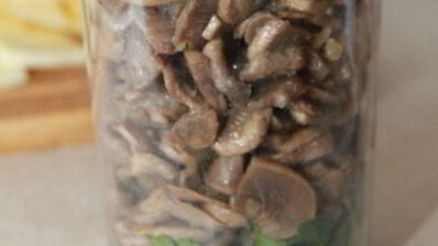 рулет из телятины с беконом и грибами на пиве