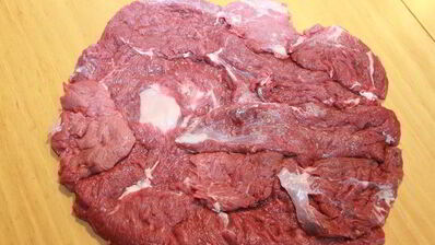 рулет из телятины с беконом и грибами на пиве