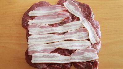 рулет из телятины с беконом и грибами на пиве