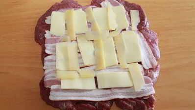 рулет из телятины с беконом и грибами на пиве