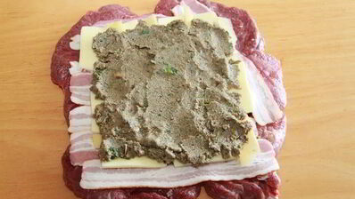 рулет из телятины с беконом и грибами на пиве