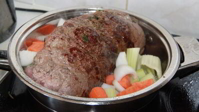 рулет из телятины с беконом и грибами на пиве