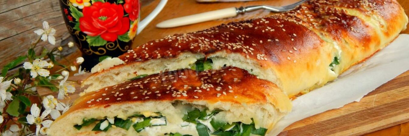 Рулет с луком и яйцом в духовке