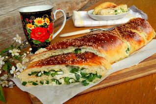 Рулет с луком и яйцом в духовке