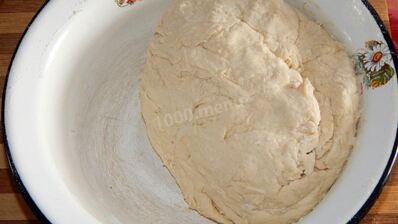 рулет с луком и яйцом в духовке