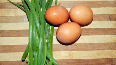 рулет с луком и яйцом в духовке