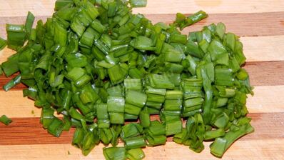 рулет с луком и яйцом в духовке