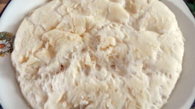 рулет с луком и яйцом в духовке