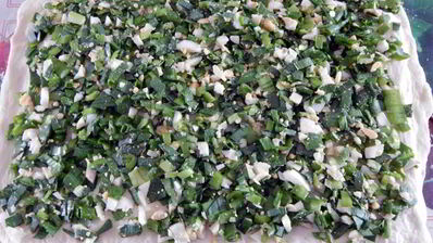 рулет с луком и яйцом в духовке