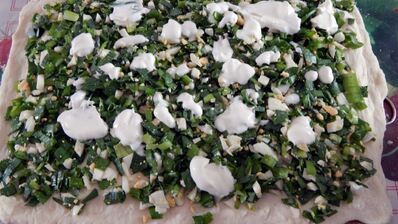 рулет с луком и яйцом в духовке