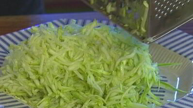 рулет с цукини, фаршированный рисом и грибами